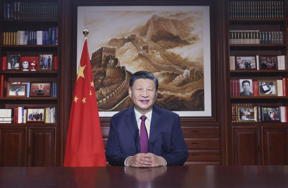 新年前夕，國(guó)家主席習(xí)近平通過(guò)中央廣播電視總臺(tái)和互聯(lián)網(wǎng)，發(fā)表二〇二二年新年賀詞。 新華社記者 鞠鵬 攝