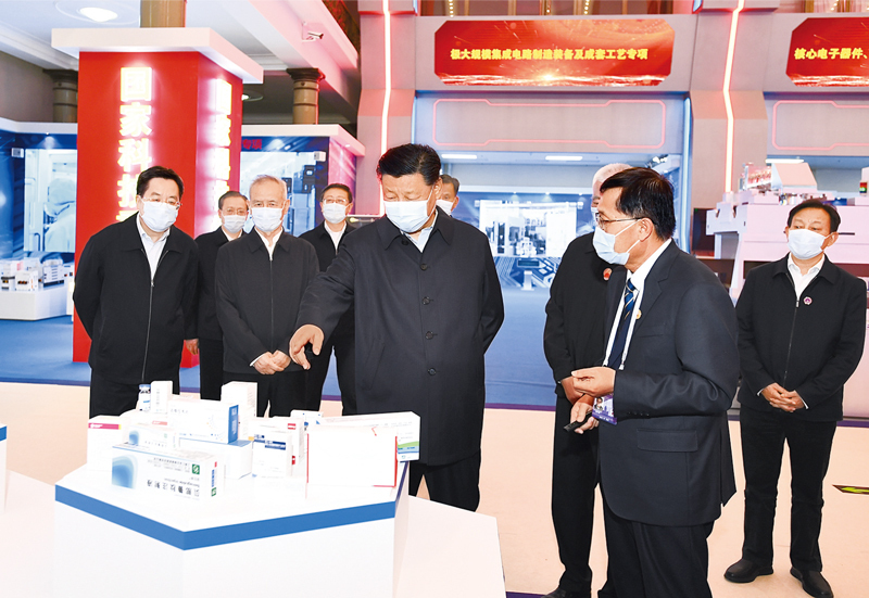 2021年10月26日，中共中央總書記、國家主席、中央軍委主席習近平在北京展覽館參觀國家“十三五”科技創(chuàng)新成就展。 新華社記者 謝環(huán)馳/攝